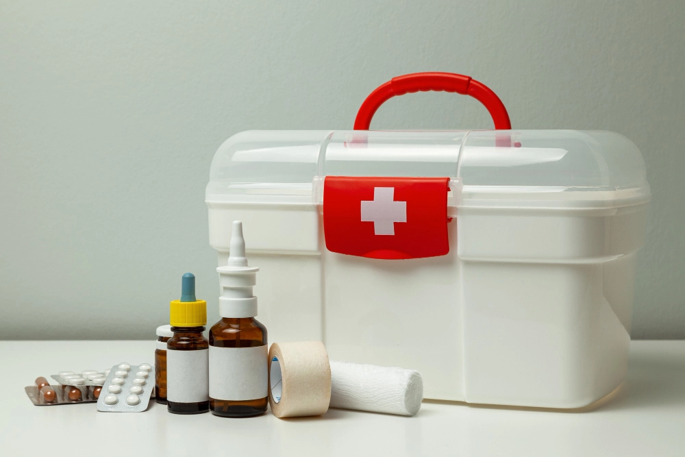 Daftar obat wajib anak saat traveling yang harus dibawa dalam tas P3K darurat