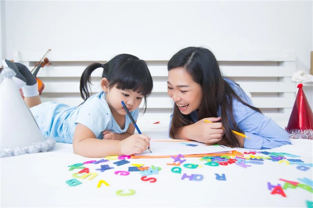 Anak perempuan sedang bermain sudah terlindungi asuransi beasiswa ciputra