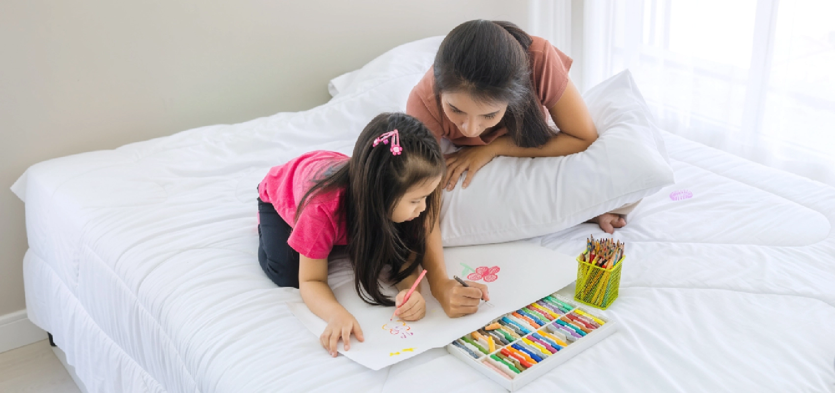 Ibu dan anak sedang menyusun jadwal kegiatan harian menggunakan papan tulis untuk mengisi liburan sekolah.